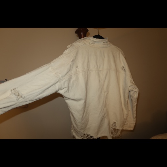 Fashion nova Distressed denim jacket -ivory - Picture 4 of 6